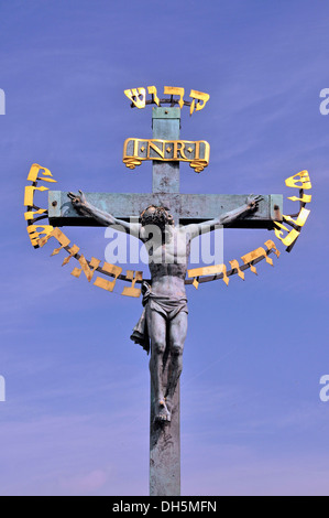 Crocifisso sul Ponte Carlo, Sito Patrimonio Mondiale dell'UNESCO, Praga, Boemia, Repubblica Ceca, Europa Foto Stock