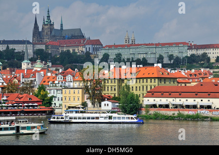 Gite in barca sul fiume Moldava, il Castello di Praga, Hradcany, Praga, Boemia, Repubblica Ceca, Europa PublicGround Foto Stock