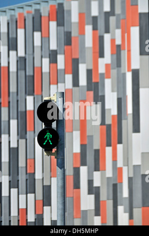Semaforo di fronte facciata di un moderno edificio a Praga, Repubblica Ceca, Europa PublicGround Foto Stock