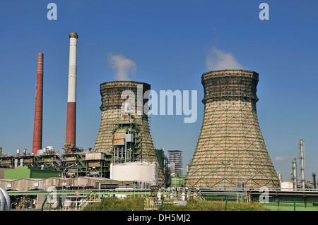 Pile di sfiato e del bruciatore, Rheinland Raffinerie-Werk Nord raffineria Shell, Germania, la raffineria di petrolio, Godorf vicino a Wesseling Foto Stock