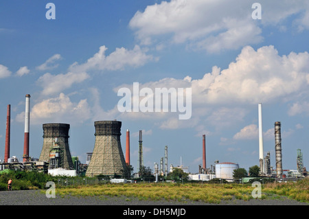 Pile di sfiato e del bruciatore, Rheinland Raffinerie-Werk Nord raffineria Shell, Germania, la raffineria di petrolio, Godorf vicino a Wesseling Foto Stock