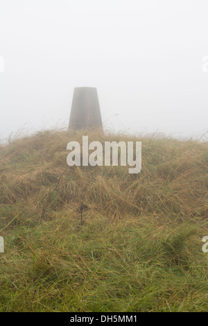 In basso il cloud, Punto di triangolazione sulla collina Eggardon, Dorset, Inghilterra, Regno Unito. Foto Stock