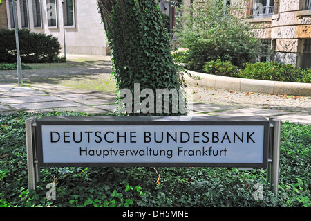 Lettering presso la sede della Deutsche Bundesbank tedesca Banca Federale, Frankfurt am Main, Hesse, PublicGround Foto Stock