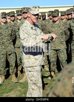 Il sergente magg. Bryan Zickefoose, sergente maggiore della seconda divisione Marine, indirizzi Marines e marinai con il Mar Nero La forza di rotazione 14 a Mihail Kogalniceanu, Romania, 25 ottobre 2013. BSRF-14 Marines e marinai sono parte del primo full-anno di rotazione Foto Stock