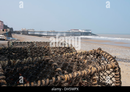 Lobster Pot con Cromer Pier in background Foto Stock