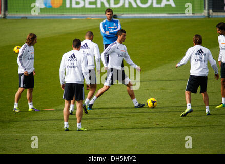 Madrid, Madrid, Spagna. 1 Nov, 2013. Real Madrid Luka Modric, Gareth Bale e Karim Benzema (entrambi da dietro a sinistra), Cristiano Ronaldo, Fabio Coentrao (da dietro) e Sami Khedira passando la palla nel corso del Real Madrid in ultima sessione di formazione presso la stazione di depurazione di Valdebebas complesso sportivo in anticipo del match tra Rayo Vallecano e Real Madrid, giornata 12 di La Liga 2013, il 1 ° novembre, 2013 a Madrid, Spagna. Credito: Madridismo Sl/Madridismo/ZUMAPRESS.com/Alamy Live News Foto Stock