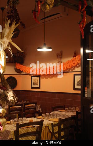 Roma, Italia. 31 ott 2013.notte di Halloween per le strade di Trastevere a Roma Italia Credito: Gari Wyn Williams/Alamy Live News Foto Stock