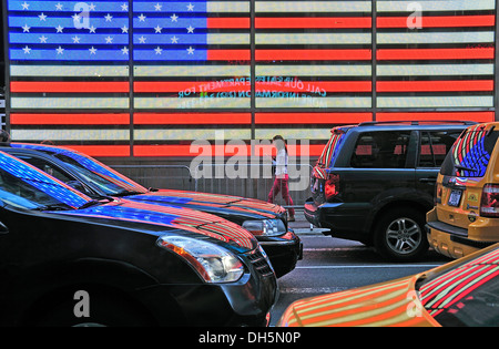 Stati Uniti Bandiera americana, ufficio di reclutamento delle forze armate statunitensi, Times Square Manhattan, New York, New York, Stati Uniti d'America Foto Stock