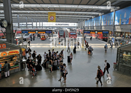 Concourse, la Stazione Ferroviaria Centrale di Monaco di Baviera, Baviera, Baviera Foto Stock