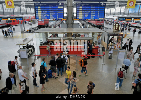 Stand informativo con informazioni sui treni, concourse, la Stazione Ferroviaria Centrale di Monaco di Baviera, Baviera, Baviera Foto Stock