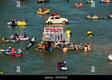 Barche a tema al 'Nabada' sfilata di barche su 'Schwörmontag', una tradizionale vacanza di Ulm, il Danubio, Ulm, Baden-Wuerttemberg Foto Stock