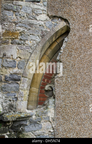 Chiesa arch, parzialmente oscurata dalla moderna rendering. San Michele Arcangelo, Lyme Regis, Dorset, Inghilterra, Regno Unito. Foto Stock