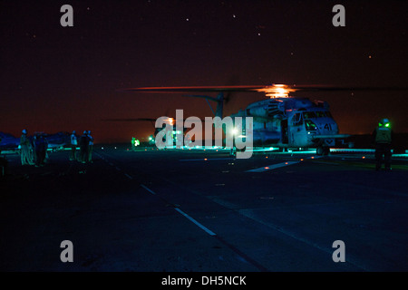 Due CH-53E Super Stallion elicotteri con il ventiduesimo Marine Expeditionary Unit (MEU) pronti per il decollo a bordo della USS Bataan (LHD 5) della costa orientale durante una ricognizione e sorveglianza ott. 27, 2013. Il MEU sta attualmente prendendo parte a t Foto Stock