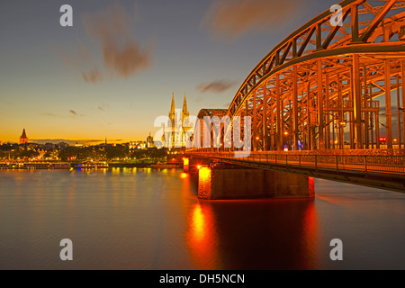 Vista sul fiume Reno con grande chiesa di S. Martino, Museo Ludwig, Cattedrale di Colonia e ponte Hohenzollernbruecke Foto Stock