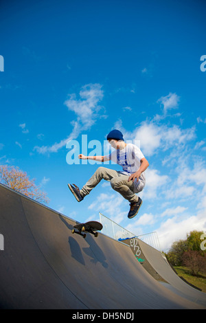 Dodicenne skater, Lohserampe rampa, Colonia, nella Renania settentrionale-Vestfalia, PublicGround Foto Stock