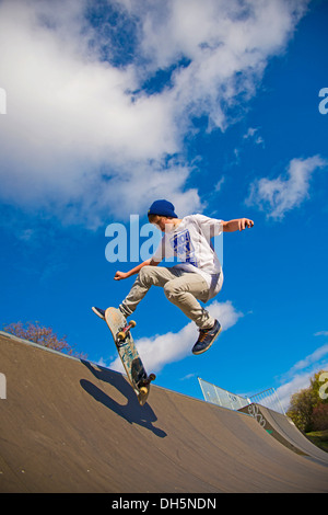 Dodicenne skater, Lohserampe rampa, Colonia, nella Renania settentrionale-Vestfalia, PublicGround Foto Stock