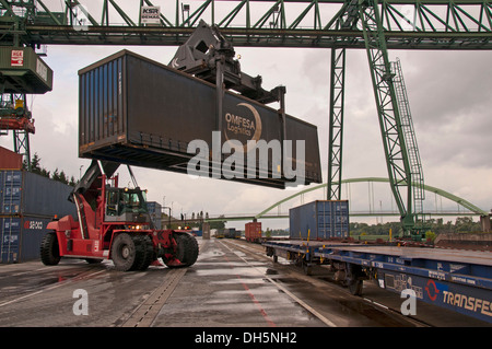 Contenitore terminale, Kalmar-Spreader manipolazione di contenitori consegnati da ferrovia, Westkai terminale, Cologne-Niehl Foto Stock