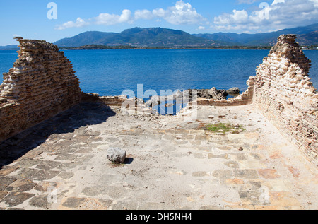 Rovine di Nora, Bagni termali sul lungomare nel sud della Sardegna Foto Stock