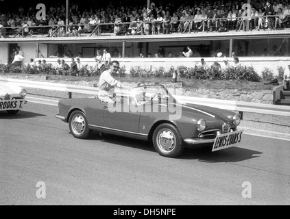 Stuart Lewis-Evans seduta sul retro di una Alfa Romeo Giulietta Spider in parata a Spa Francorchamps, Belgio 1958. Foto Stock