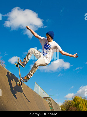 Skater, 12 anni, Lohserampe rampa da skateboard, Colonia, nella Renania settentrionale-Vestfalia, PublicGround Foto Stock