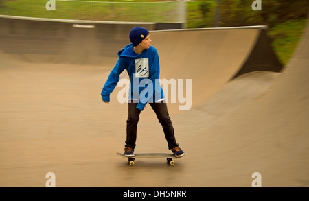 Skater, 12 anni, Lohserampe rampa da skateboard, Colonia, nella Renania settentrionale-Vestfalia, PublicGround Foto Stock