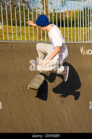 Skater, 12 anni, Lohserampe rampa da skateboard, Colonia, nella Renania settentrionale-Vestfalia, PublicGround Foto Stock