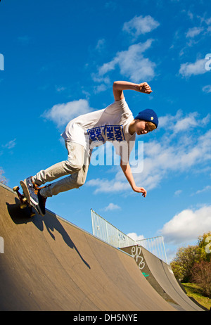 Skater, 12 anni, Lohserampe rampa da skateboard, Colonia, nella Renania settentrionale-Vestfalia, PublicGround Foto Stock