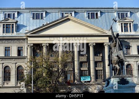 Bucarest, Romania. 23 Ott, 2013. La facciata dell'università nel centro di Bucarest, Romania, 23 ottobre 2013. Foto: Jens Kalaene/dpa/Alamy Live News Foto Stock