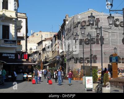 Bucarest, Romania. 23 Ott, 2013. La storica città con numerose caffetterie, pub e piccoli negozi nel centro di Bucarest, Romania, 23 ottobre 2013. Foto: Jens Kalaene/dpa/Alamy Live News Foto Stock