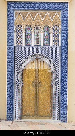 Porta in ottone in ornati in entrata del palazzo reale, Dar el Makzhen Fes, Marocco, Africa Foto Stock