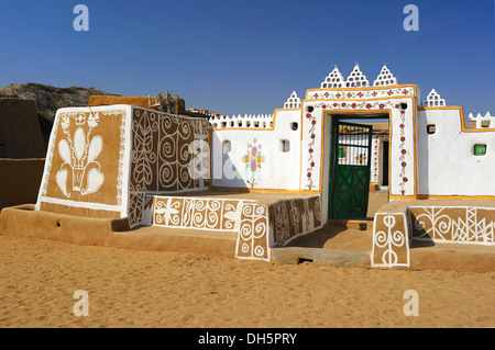 Ingresso tipico di una fattoria con dipinti di muri esterni, il Deserto di Thar, Rajasthan, India, Asia Foto Stock