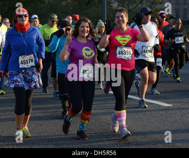 I corridori Jane Sims e Mariah Thomas partecipare al Marine Corps Marathon 10k eseguire in Washington, DC., Ottobre 27, 2013. Conosciuto come 'Il Popolo di maratona,' 26.2 miglia race, valutato la terza più grande maratona negli Stati Uniti nel 2012, Drew 30.000 particip Foto Stock