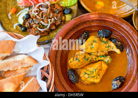 Tradizionale piatto marocchino, cibo, tajine, tagine o tajin con pollo e prugne, Marocco, Africa Foto Stock