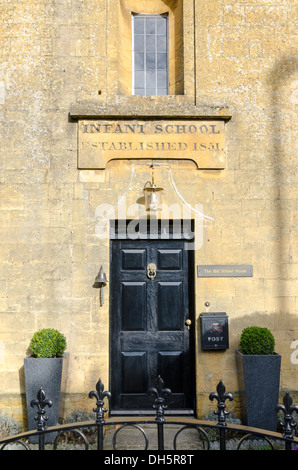 Smart ingresso anteriore per una casa in Moreton-in-Marsh noto come Old School House Foto Stock