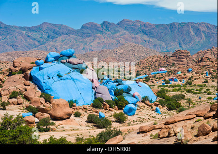 Sassi Dipinti, rock dipinti dell'artista belga Jean Verame vicino a Tafraoute, Anti-Atlas mountain range, nel sud del Marocco Foto Stock