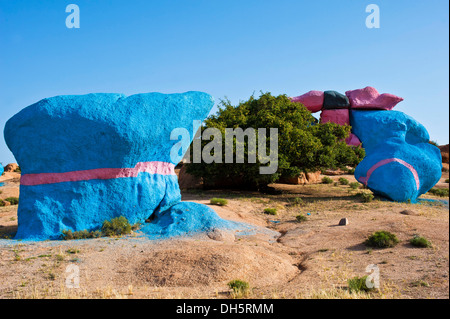 Sassi Dipinti, rock dipinti dell'artista belga Jean Verame vicino a Tafraoute, Anti-Atlas mountain range, nel sud del Marocco Foto Stock