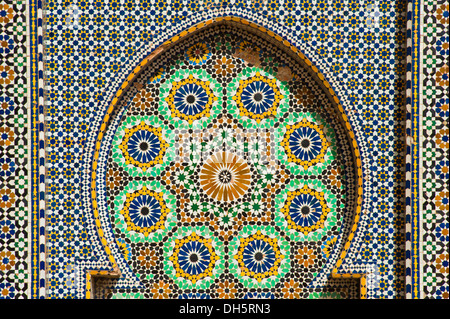 Mosaici di piastrelle, zellige, zillij o zellij tilework, su una fontana, Meknes, Marocco, Africa Foto Stock