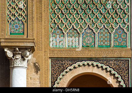 Colonne con decorazioni e mosaici di piastrelle, zellige, zillij o zellij tilework sul Bab Mansour Gate, medina, Meknes, Marocco Foto Stock