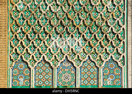 Mosaici di piastrelle, zellige, zillij o zellij tilework sul Bab Mansour Gate, medina, Meknes, Marocco, Africa Foto Stock