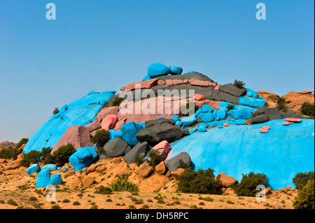 Sassi Dipinti, rock dipinti dell'artista belga Jean Verame vicino a Tafraoute, Anti-Atlas mountain range, nel sud del Marocco Foto Stock