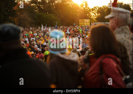 Spectaiors guardano i partecipanti della trentottesima annuale di Marine Corps Marathon tenutasi il Ott 27, 2013 in Arlington, VA e viene eseguito attraverso la Storica Washington DC. Conosciuto come 'Il Popolo di maratona,' 26.2 miglia race, valutato la terza più grande maratona in uni Foto Stock