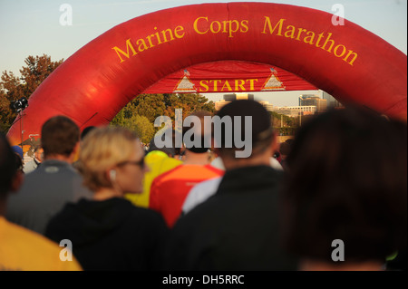 I partecipanti di attendere per la trentottesima annuale di Marine Corps Marathon per iniziare ad ottobre 27, 2013 in Arlington, VA e viene eseguito attraverso la Storica Washington DC. Conosciuto come 'Il Popolo di maratona,' 26.2 miglia race, valutato la terza più grande maratona negli Stati Uniti in 2 Foto Stock