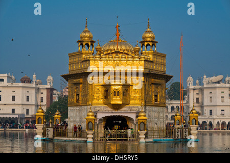 Harmandir Sahib o Hari Mandir o Tempio d'Oro, sull'Amrit Sagar o Lago Santo, il più importante tempio sikh, Amritsar Foto Stock