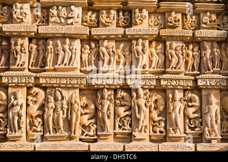 Statue di divinità e gli uomini sulla facciata del tempio Parshvanath, gruppo orientale, tempio Jain Foto Stock