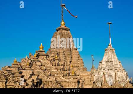 Le cupole e torri Shikhara a un tempio complesso sul santo monte Shatrunjaya, importante luogo di pellegrinaggio per i seguaci di Foto Stock