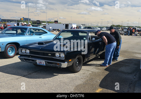 2 ventole auto guarda un Dodge Charger Classic American muscle car in occasione di una mostra sulla Route 66 Raceway, Illinois Foto Stock