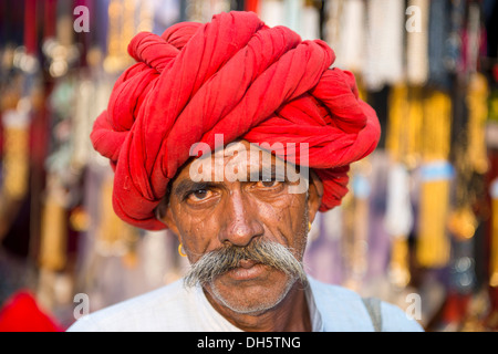 Il vecchio uomo indiano con un turbante rosso, ritratto, Pushkar, Rajasthan, India Foto Stock