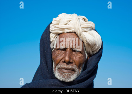 Il vecchio uomo indiano con un turbante bianco, ritratto, Pushkar, Rajasthan, India Foto Stock