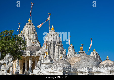 Le cupole e Shikhara torri del complesso del tempio sul monte santo di Shatrunjaya, luogo di pellegrinaggio per i seguaci del giainismo, Foto Stock