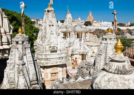Le cupole e Shikhara torri del complesso del tempio sul monte santo di Shatrunjaya, luogo di pellegrinaggio per i seguaci del giainismo, Foto Stock